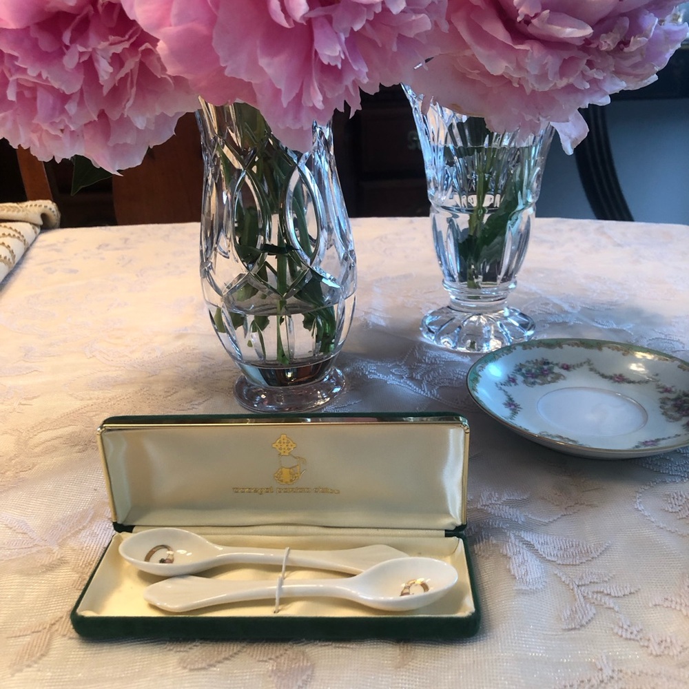 VTG IRISH Tea Donegal Belleek spoons. In green velvet box. New in Box. 2 piece.